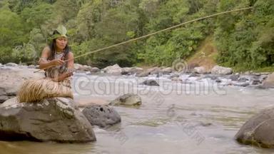 部落妇女在河中捕鱼